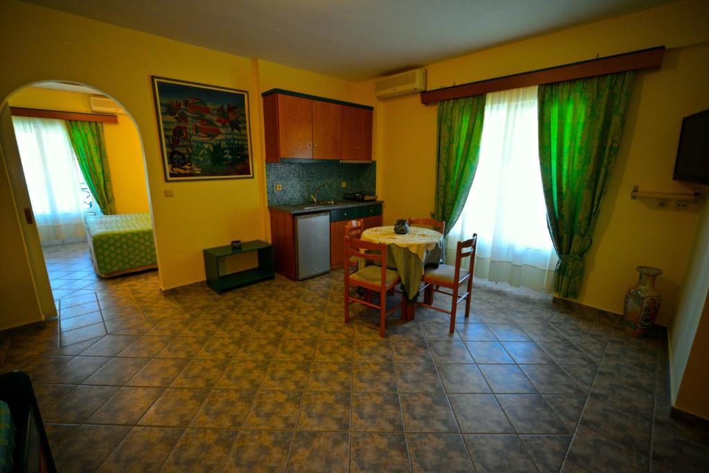 Hotel Odeon Vasilikí Rum bild